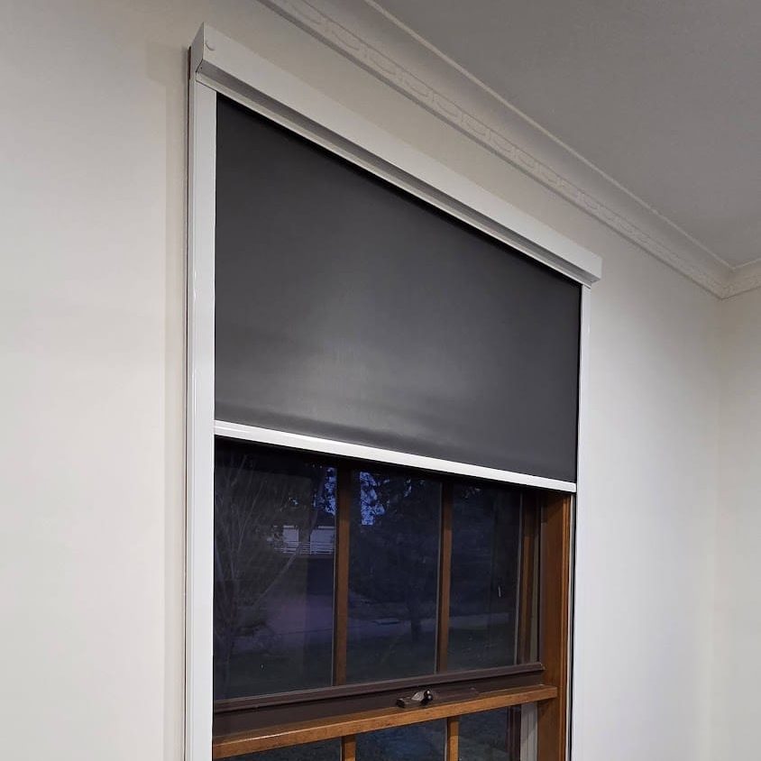Motorised smart blackout blind